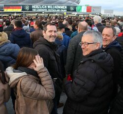 k-09 OFVler vor der Kasse.JPG
